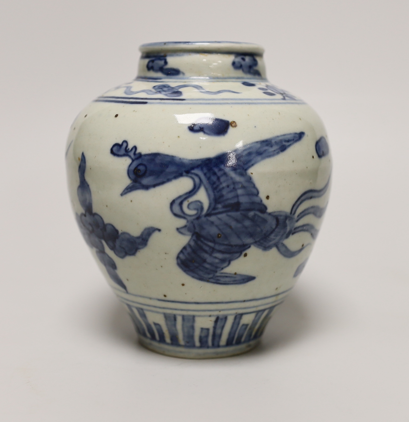 Chinese late Ming blue and white ‘phoenix’ jar, Wanli period, decorated with phoenixes, 14cm high
